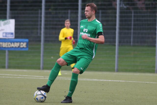 Darius Brüggemann vom SuS Olfen spielt einen Ball.