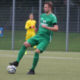 Darius Brüggemann vom SuS Olfen spielt einen Ball.