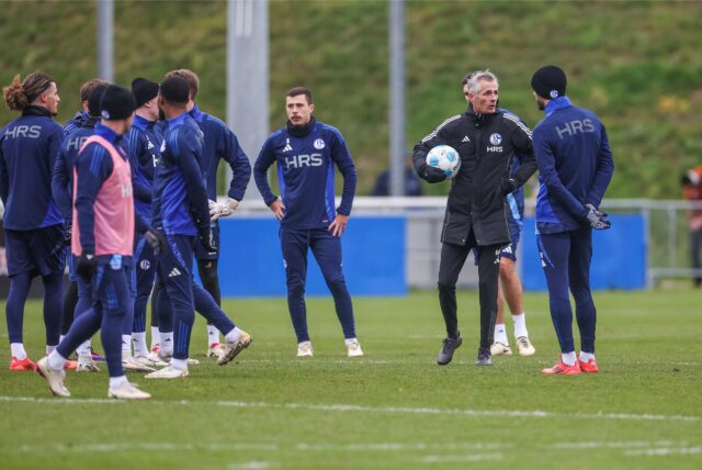 17.12.2024, Fussball, Saison 2024/2025, 2. Bundesliga, Training FC Schalke 04, Cheftrainer Kees van Wonderen (FC Schalke 04)