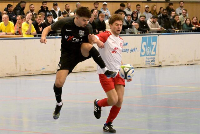Zwei Spieler im Zweikampf.