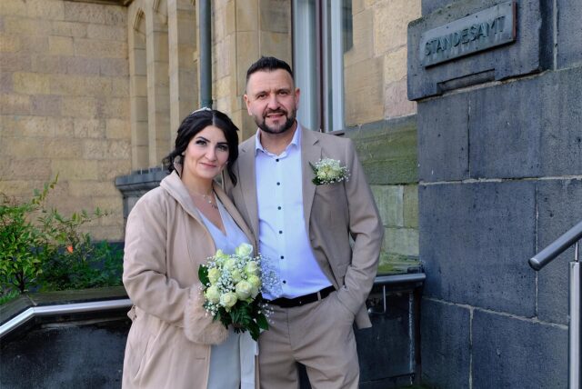 Das Brautpaar Arnela Jugovic und Mustafa Demirbas steht vor dem Recklinghäuser Rathaus.