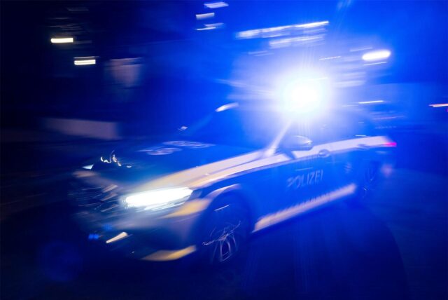 Ein Polizeiwagen mit Blaulicht.
