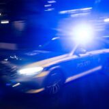 Ein Polizeiwagen mit Blaulicht.