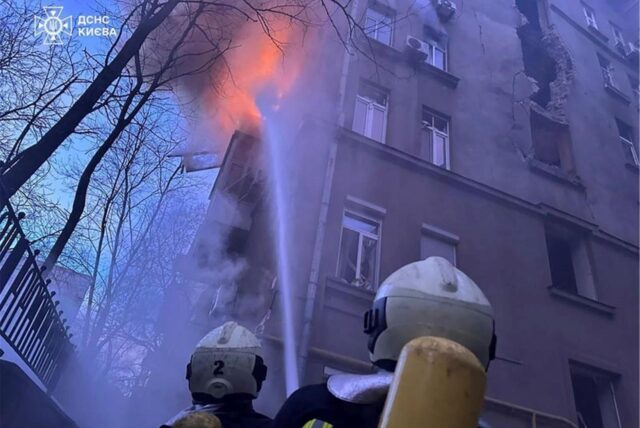 Auf diesem vom ukrainischen Katastrophenschutz am 1. Januar 2025 zur Verfügung gestellten Foto löschen Feuerwehrleute das Feuer in einem durch einen russischen Drohnenangriff beschädigten Wohngebäude im Stadtzentrum.
