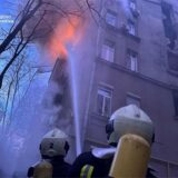 Auf diesem vom ukrainischen Katastrophenschutz am 1. Januar 2025 zur Verfügung gestellten Foto löschen Feuerwehrleute das Feuer in einem durch einen russischen Drohnenangriff beschädigten Wohngebäude im Stadtzentrum.