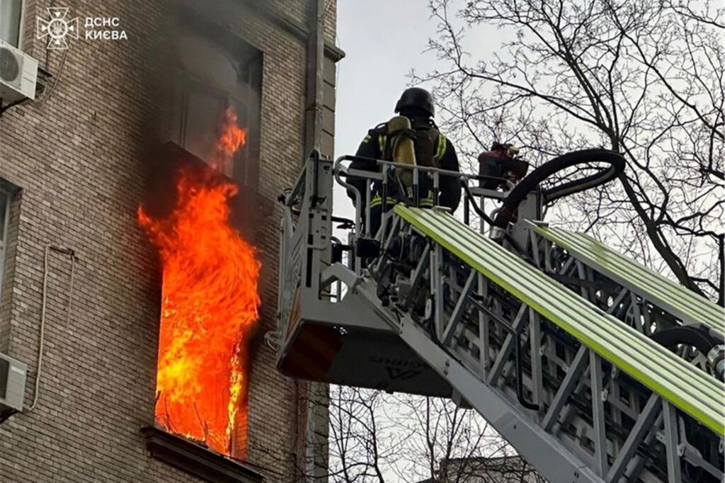 Auf diesem vom ukrainischen Katastrophenschutz zur Verfügung gestellten Foto löscht ein Feuerwehrmann ein Feuer in einem durch einen russischen Drohnenangriff beschädigten Wohnhaus im Stadtzentrum. 
