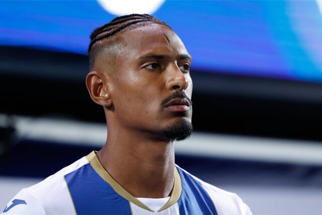 Sebastien Haller schaut zur Seite.
