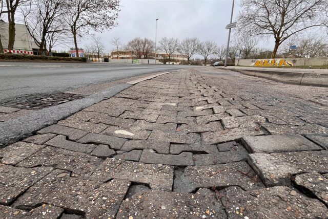 An der Bushaltestelle Palaiseaustraße in Unna ist die Pflasterung wellig und marode.