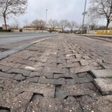 An der Bushaltestelle Palaiseaustraße in Unna ist die Pflasterung wellig und marode.