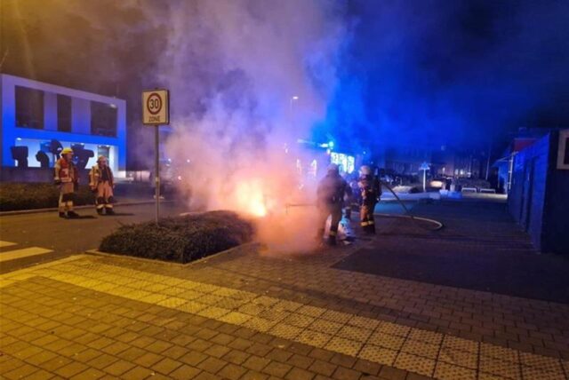 Die Feuerwehr Kamen löscht einen Brand auf der Germaniastraße in Kamen.
