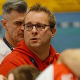 Thomas Rycharski spricht während einer Auszeit zu seiner Mannschaft.