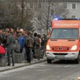 Banges Warten vor der Koppelteichhalle: Nach dem Zusammenbruch eines Spielers wurde die Hallenstadtmeisterschaft 2013 abgebrochen.