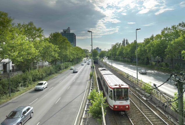 Blick auf die U47, die neben einer Straße entlangfährt