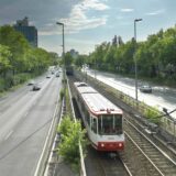 Blick auf die U47, die neben einer Straße entlangfährt