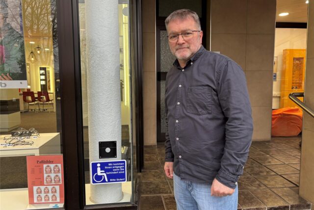Optiker Bodo Landfester steht vor seiner Filiale in Dortmund-Wickede.