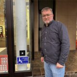 Optiker Bodo Landfester steht vor seiner Filiale in Dortmund-Wickede.