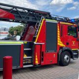 Jens Preetz von der Freiwilligen Feuerwehr Holzwickede, Einsatzfahrzeug bei Nacht.