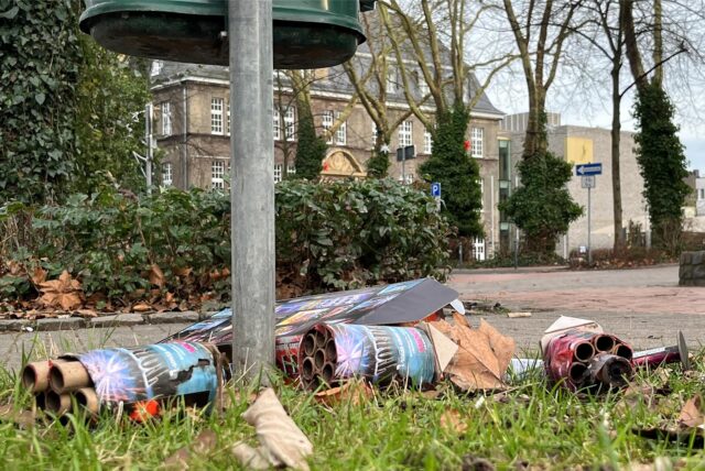 Am Rande des Emscherparks liegen neben einem Mülleimer die Reste von Silvesterraketen.