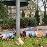 Am Rande des Emscherparks liegen neben einem Mülleimer die Reste von Silvesterraketen.