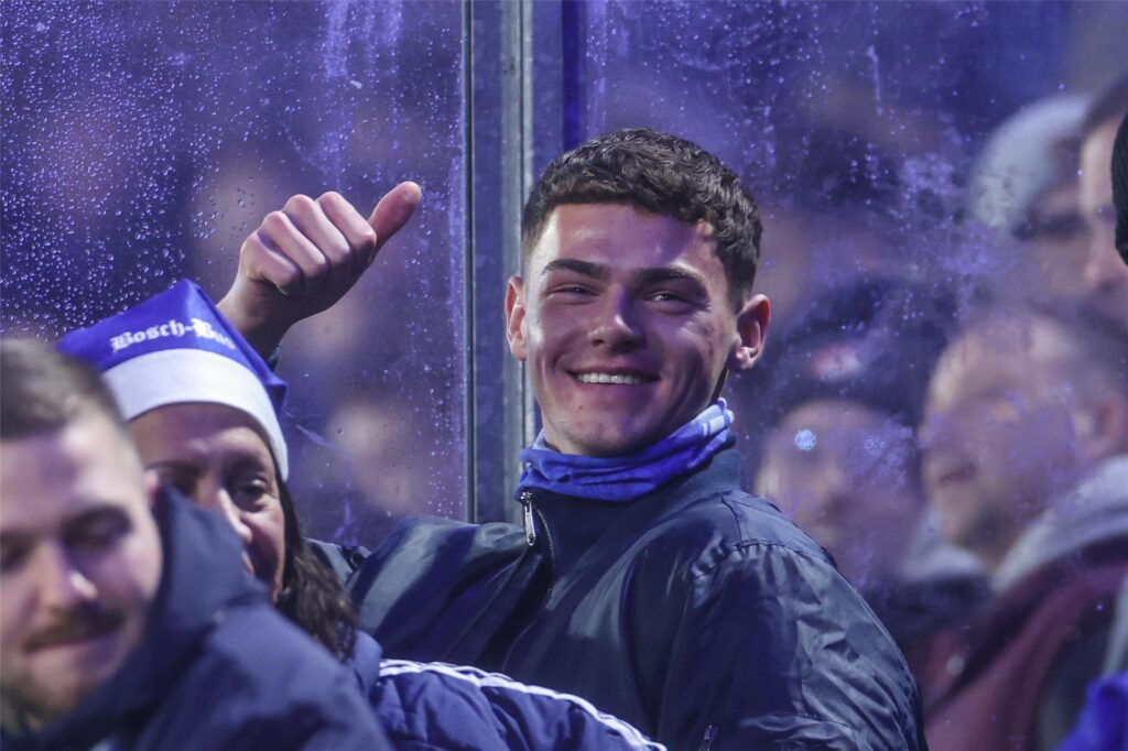 Luca Podlech beim Schalker Spiel in Paderborn als Zuschauer im Gäste-Block. Luca Podlech beim Schalker Spiel in Paderborn als Zuschauer im Gäste-Block.