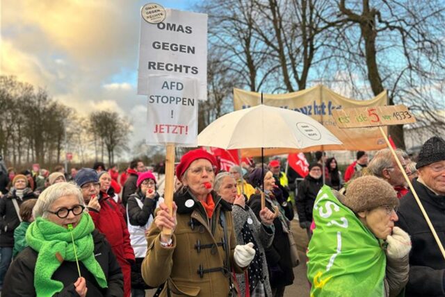 Menschen protestieren in Marl gegen die AfD.