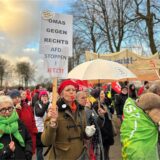 Menschen protestieren in Marl gegen die AfD.