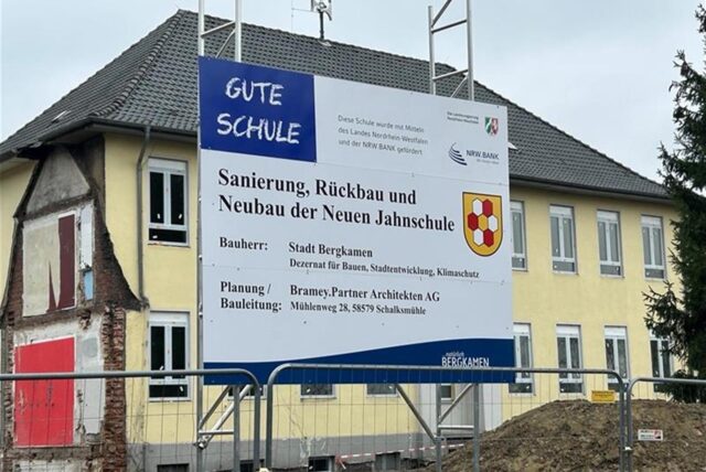 Ein Baustellenschild weist auf die Sanierung, den Rückbau und den Neubau der neuen Jahnschule an der Preinstraße in Bergkamen-Oberaden hin.