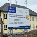 Ein Baustellenschild weist auf die Sanierung, den Rückbau und den Neubau der neuen Jahnschule an der Preinstraße in Bergkamen-Oberaden hin.