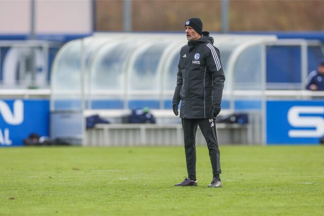 03.12.2024, Fussball, Saison 2024/2025, 2. Bundesliga, Training FC Schalke 04, Cheftrainer Kees van Wonderen (FC Schalke 04)