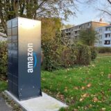 Paketschrank Packstation Amazon Locker vor LEG-Gebäuden in Unna