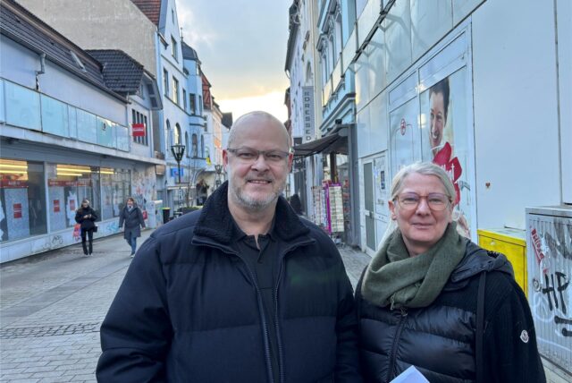 Ein Mann und eine Frau lächeln in der Schwerter Innenstadt freundlich in die Kamera.