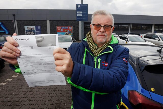 Detlev Peterek zeigt seinen Bußgeldbescheid in die Kamera. Er hatte länger als erlaubt auf einem Aldi-Parkplatz in Bergkamen geparkt.