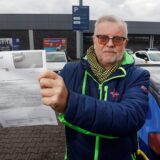 Detlev Peterek zeigt seinen Bußgeldbescheid in die Kamera. Er hatte länger als erlaubt auf einem Aldi-Parkplatz in Bergkamen geparkt.