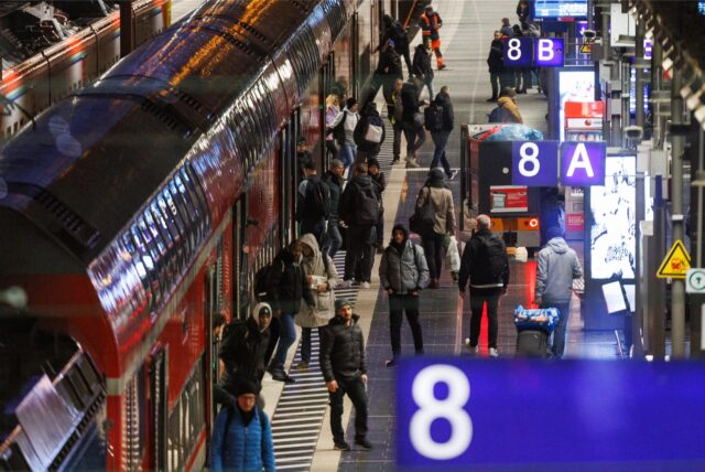 Reisende steigen am Frankfurter Hauptbahnhof in einen Regionalzug ein.