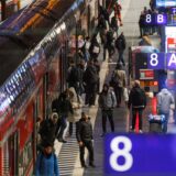 Reisende steigen am Frankfurter Hauptbahnhof in einen Regionalzug ein.