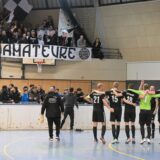 Der BV Brambauer feiert mit seinen Fans.