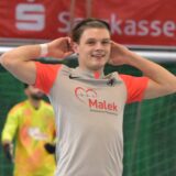 Danny Putzig vom Lüner SV jubelt mit beiden Händen an den Ohren.