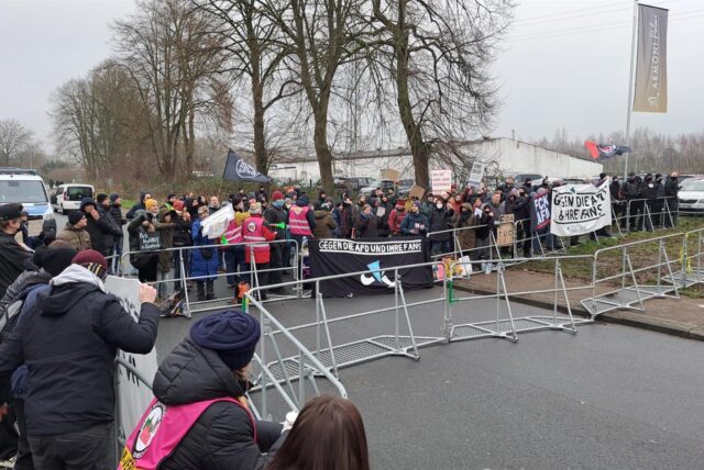 Gleich zwei Reihen Drängelgitter trennen die zahlreichen Protestierenden am Samstagvormittag (4.1.) von den AfD-Delegierten, die auf dem Weg zum Eventzentrum.NRW in Marl sind.