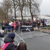 Gleich zwei Reihen Drängelgitter trennen die zahlreichen Protestierenden am Samstagvormittag (4.1.) von den AfD-Delegierten, die auf dem Weg zum Eventzentrum.NRW in Marl sind.