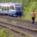 Ein Zug steht am Donnerstag (26.06.2008) in der Nähe des Bahnhofs Lünen auf den Gleisen.