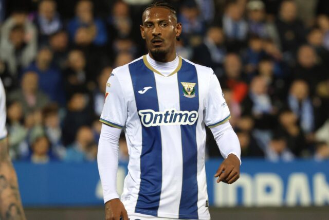 Sebastian Haller trägt ein Trikot von CD Leganes.