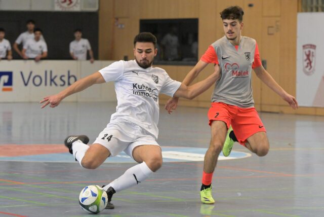Ein Spieler vom VfB Lünen schießt.