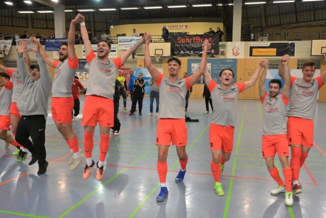 Der Lüner SV bejubelt die Titelverteidigung bei der Hallenstadtmeisterschaft.