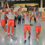 Der Lüner SV bejubelt die Titelverteidigung bei der Hallenstadtmeisterschaft.
