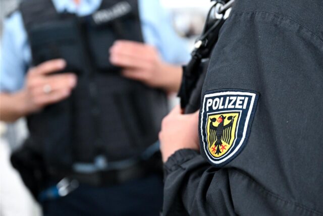 Bundespolizisten an einem Hauptbahnhof.