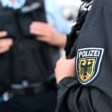 Bundespolizisten an einem Hauptbahnhof.