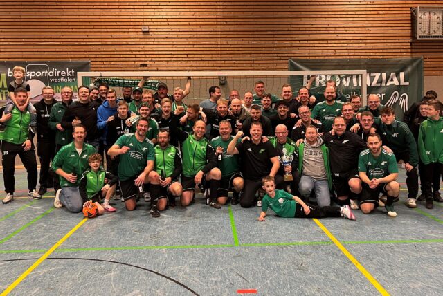 Irgendwie feierten alle Bausenhagener Kicker ihre Altherren, die den Titel des Stadtmeisters in Fröndenberg holten.