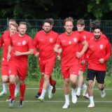 Fußballer bei einer Laufeinheit.