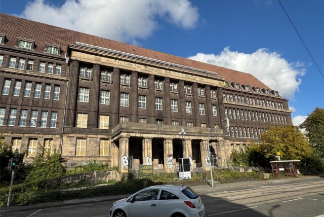 Die Stadt hat sich das leerstehende Gebäude gesichert und will die Geschichte der markanten Immobilie an Ramde des früheren HSP-Geländes mit neuen Ideen fortführen.
