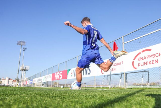 06.01.2025, Fussball, Saison 2024/2025, 2. Bundesliga, Trainingslager FC Schalke 04 in Belek/Türkei, FC Aarau – FC Schalke 04, Paul Seguin (FC Schalke 04) schießt einen Eckball.


Foto: Tim Rehbein/RHR-FOTO